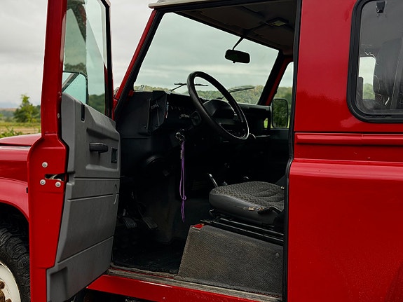 Land Rover Defender 90 13 of 25