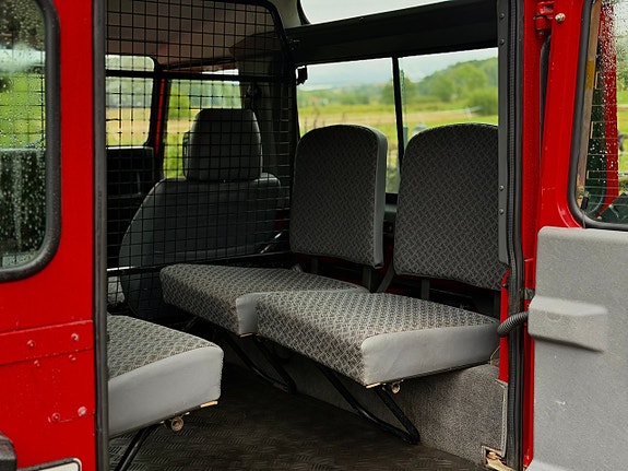 Land Rover Defender 90 17 of 25