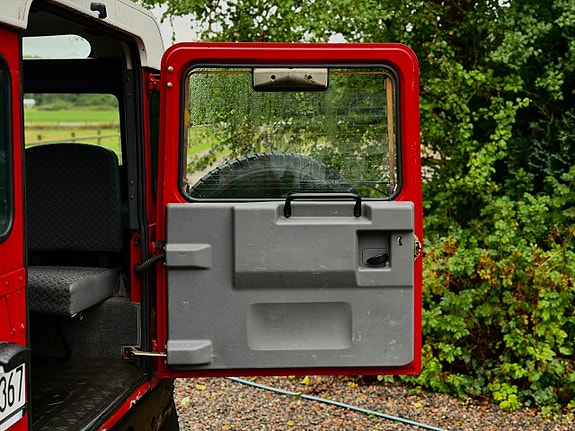 Land Rover Defender 90 16 of 25
