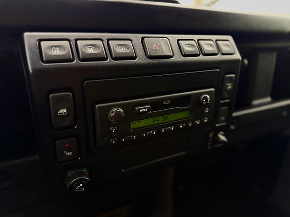Land Rover Defender 90 24 of 25