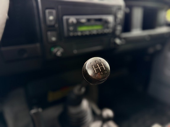Land Rover Defender 90 22 of 25