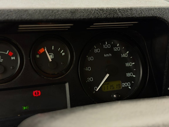 Land Rover Defender 90 25 of 25