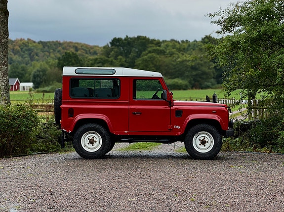 Land Rover Defender 90 2 of 25