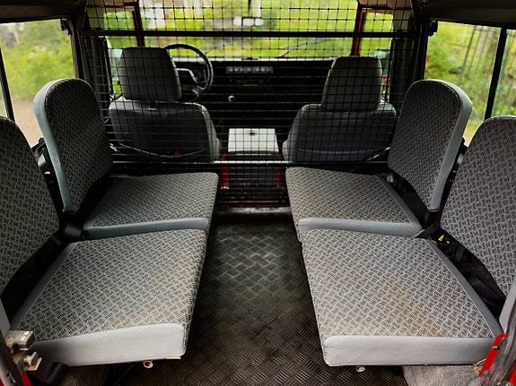 Land Rover Defender 90 18 of 25