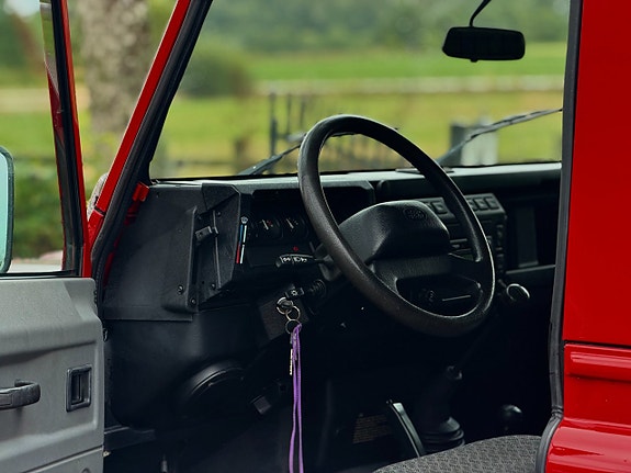 Land Rover Defender 90 14 of 25