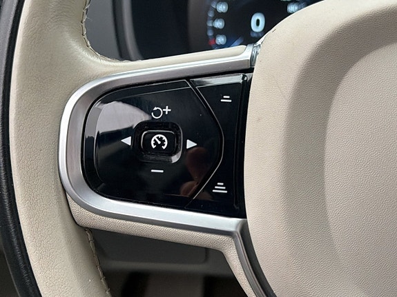 Volvo XC90 15 of 30