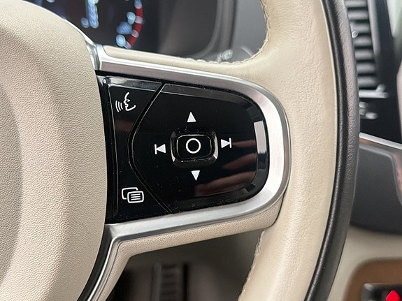 Volvo XC90 17 of 30