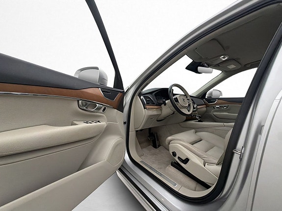 Volvo XC90 11 of 30