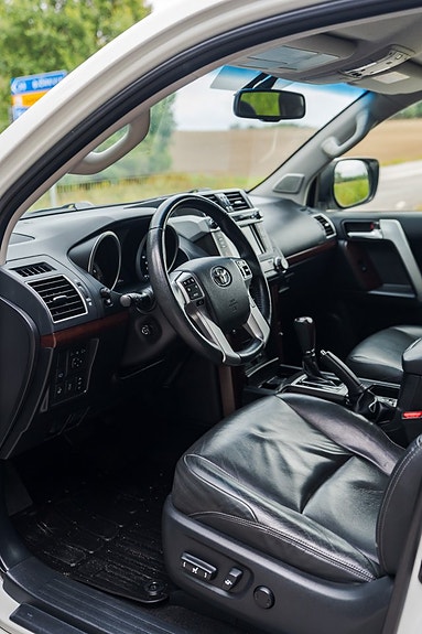 Toyota Land Cruiser 8 of 18