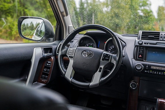 Toyota Land Cruiser 9 of 18