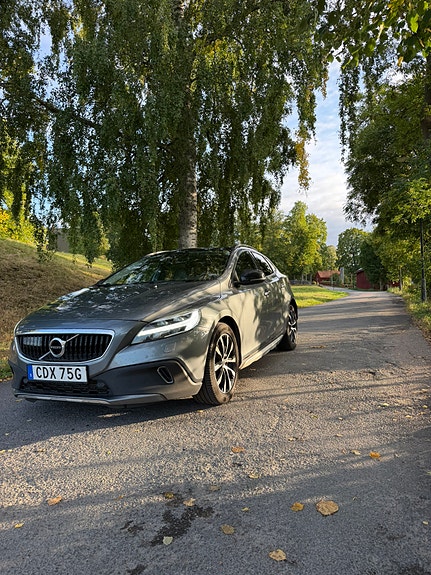 Volvo V40 Cross Country 2 of 12