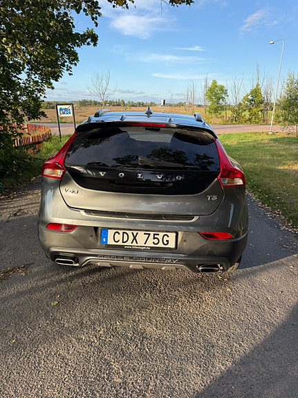 Volvo V40 Cross Country 5 of 12