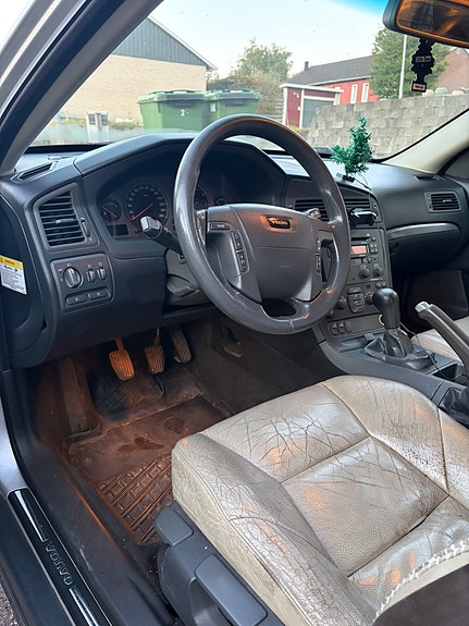 Volvo V70 3 of 9