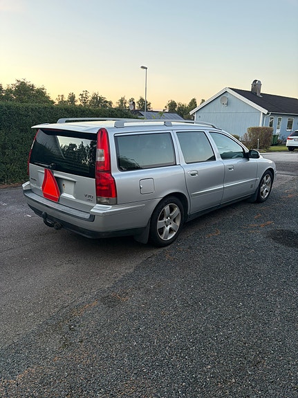 Volvo V70 2 of 9