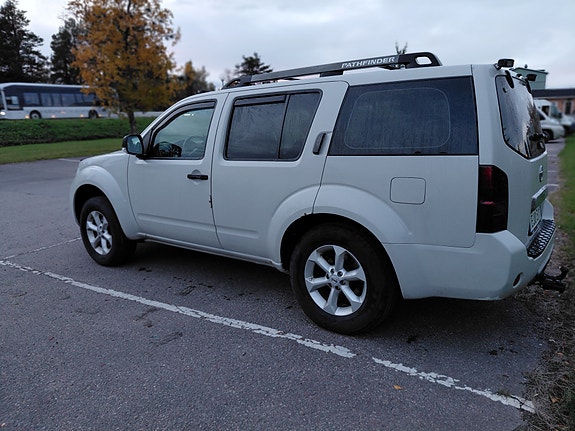 Nissan Pathfinder 3 of 7