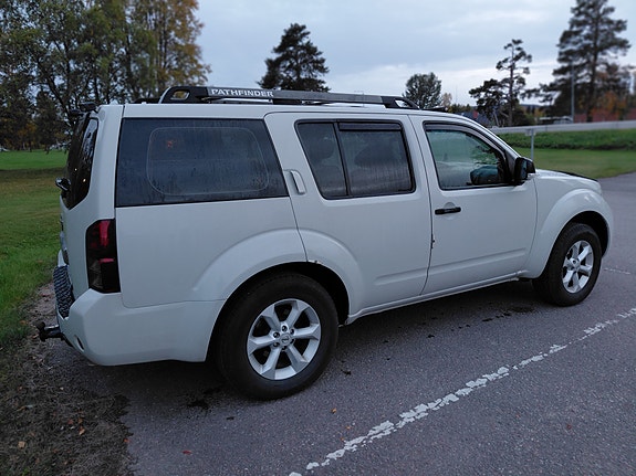 Nissan Pathfinder 4 of 7