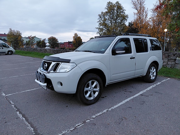 Nissan Pathfinder 2 of 7