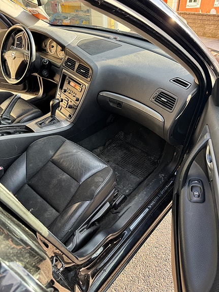 Volvo V70 3 of 11