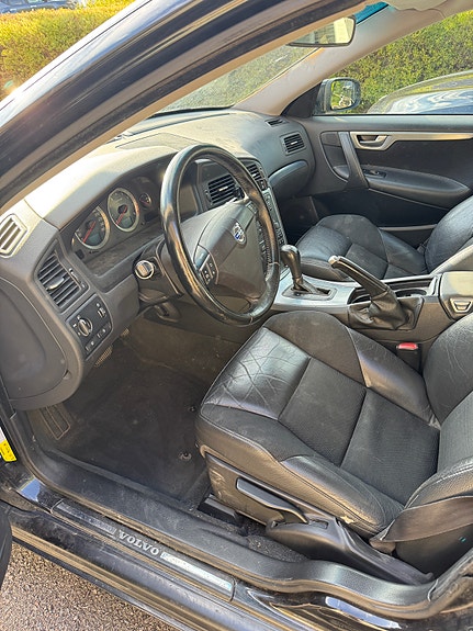 Volvo V70 2 of 11