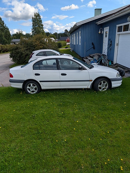 Toyota Avensis 2 of 4
