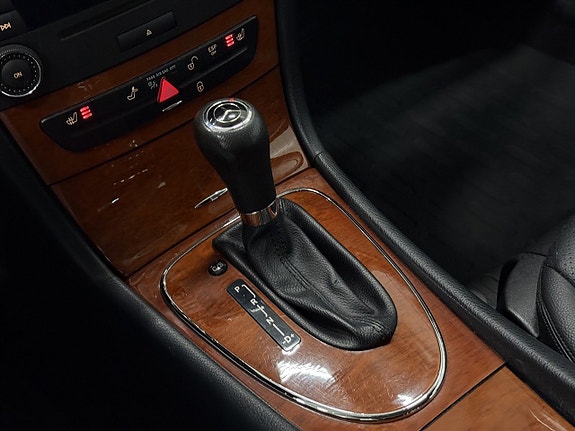 Mercedes-Benz E200 17 of 19