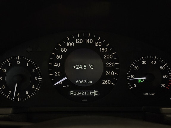 Mercedes-Benz E200 13 of 19
