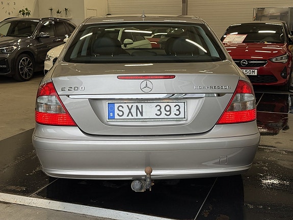 Mercedes-Benz E200 4 of 19