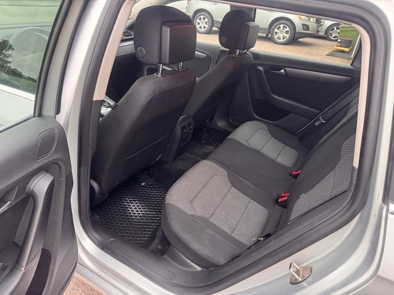 Volkswagen Passat 14 of 18