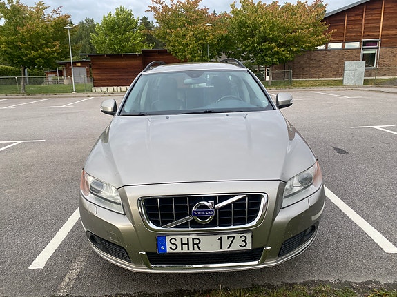 Volvo V70 2 of 8