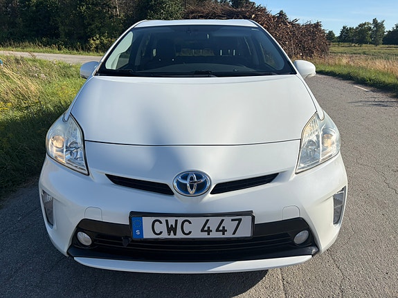 Toyota Prius 2 of 7