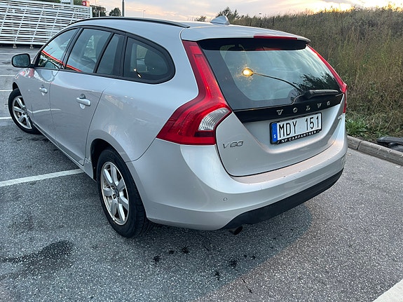 Volvo V60 2 of 4
