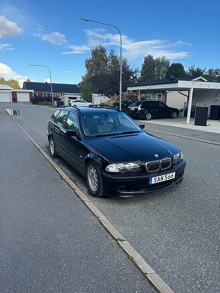 BMW 320i 2 of 5