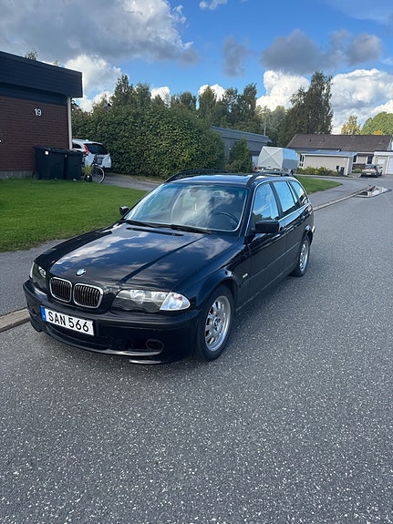 BMW 320i 3 of 5