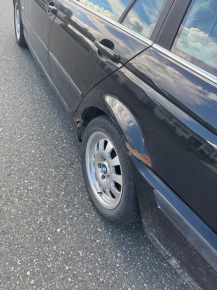 BMW 320i 4 of 5