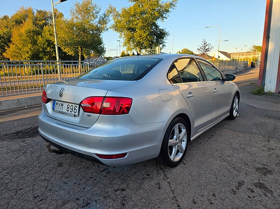 Volkswagen Jetta 2 of 7