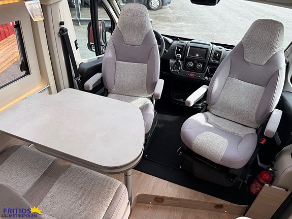 Rapido Van 640 Scandinavia exklusive 160hk-Automat-Skyroof-Lithium 18 of 19