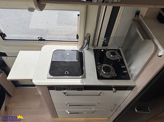 Rapido Van 640 Scandinavia exklusive 160hk-Automat-Skyroof-Lithium 11 of 19