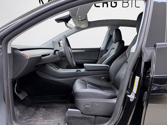 Tesla Model Y 14 of 19