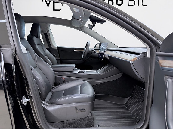 Tesla Model Y 13 of 19