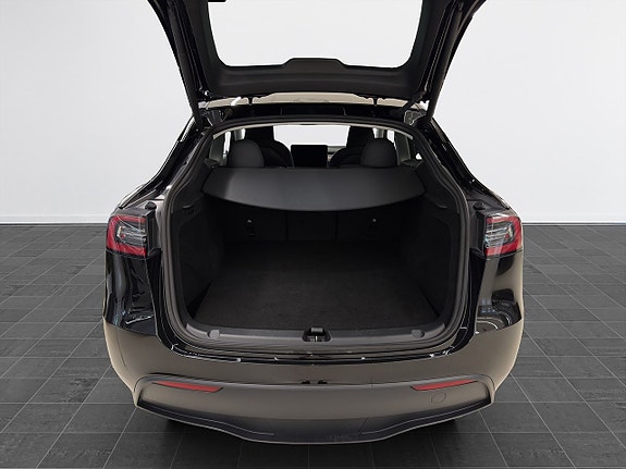 Tesla Model Y 8 of 19
