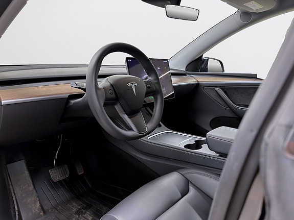 Tesla Model Y 15 of 19
