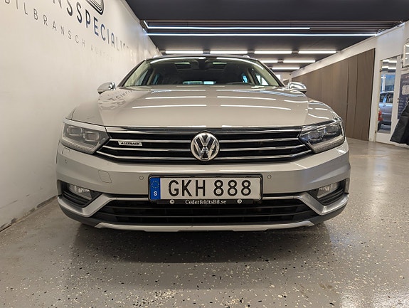 Volkswagen Passat Alltrack 2 of 30