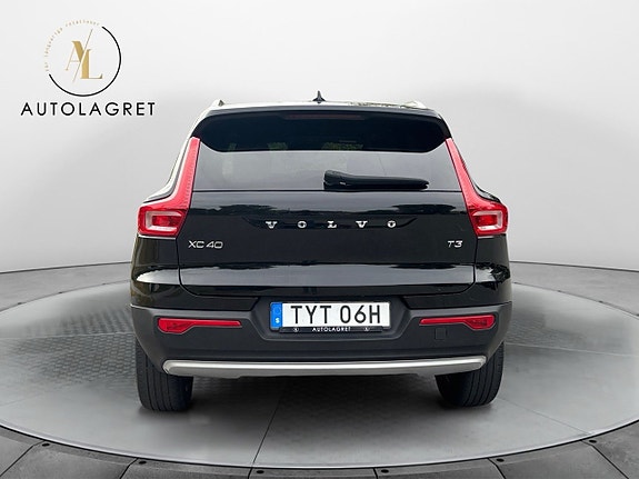 Volvo XC40 4 of 17