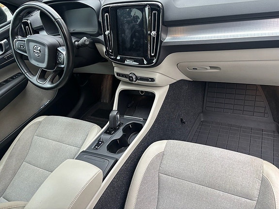 Volvo XC40 10 of 17