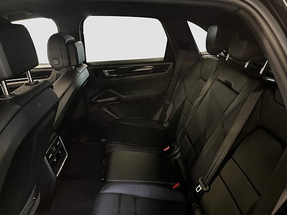 Porsche Cayenne 13 of 23