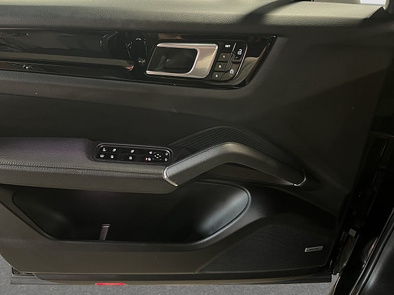 Porsche Cayenne 12 of 23