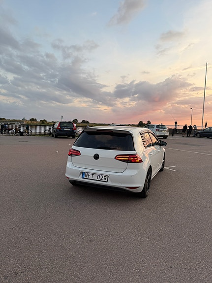 Volkswagen Golf VII 2 of 8
