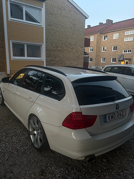 BMW 320d 3 of 4
