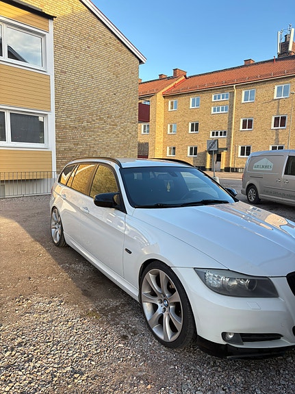 BMW 320d 2 of 4