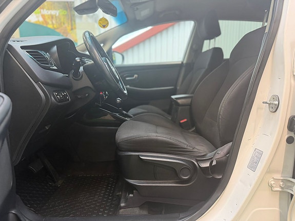 Kia Carens 9 of 16